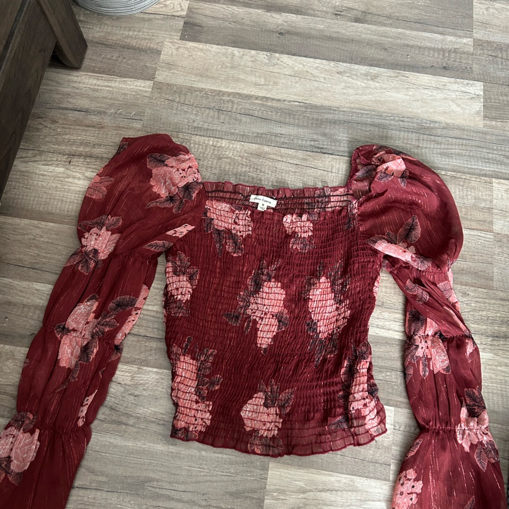 Small free kisses top off the shoulder
